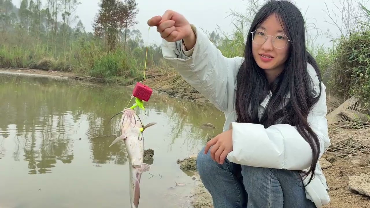 花8880包下的鱼塘，看看表妹们能钓上什么鱼 #我的农村生活#钓鱼人的精神无人能比