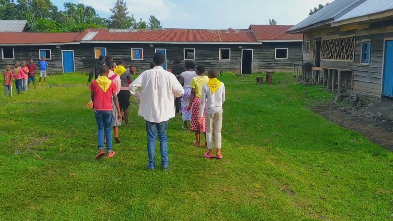 La Jeunesse Adventiste de Kyeshero entrain de bosser une marche.