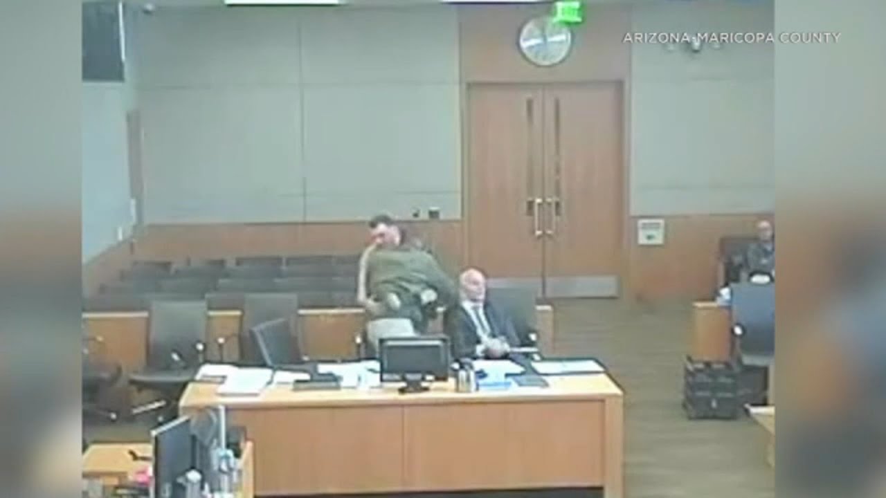 НАПАДЕНИЕ В ЗАЛЕ СУДА: Мужчина внезапно ударил своего адвоката в суде | ABC7