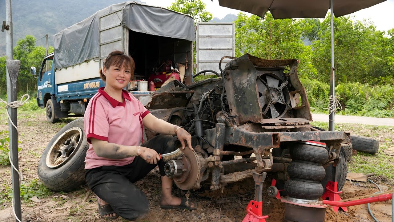 The girl bought a scrap car, repaired and restored the car.