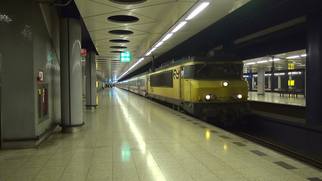 Diverse NS (InterCity Berlijn/VIRM/ICM/SLT) treinen op station Schiphol Airport | 2015