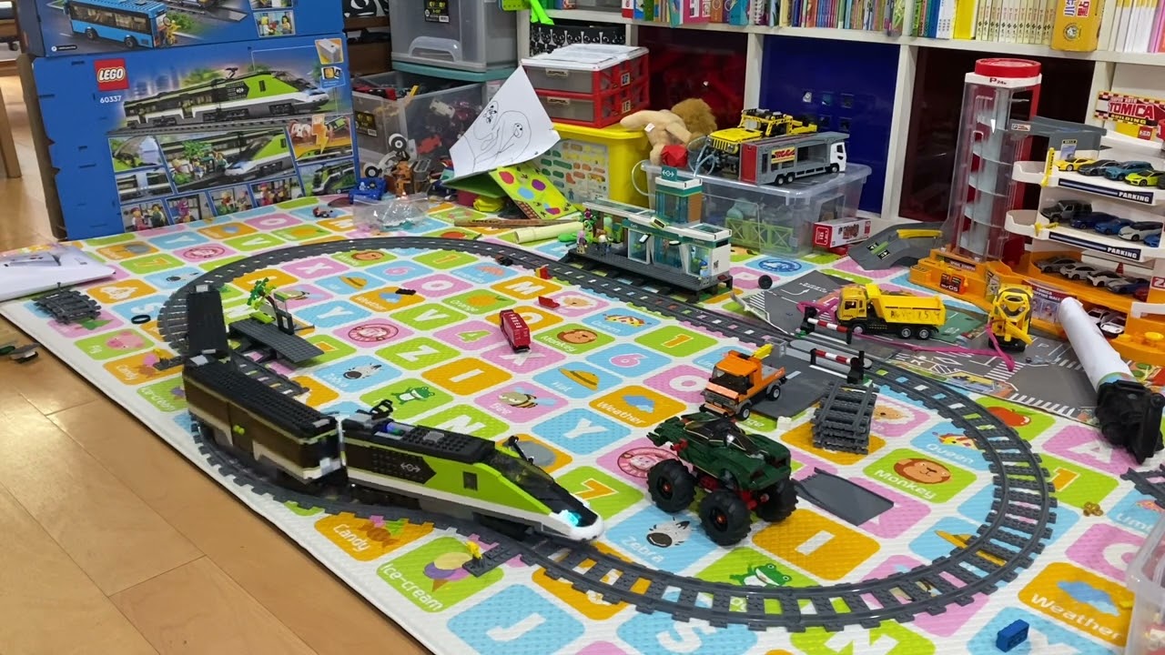 Lego train 樂高 火車站 特快列車 #60337  #60335 後來發現火車有點沒電 難怪反應有點慢