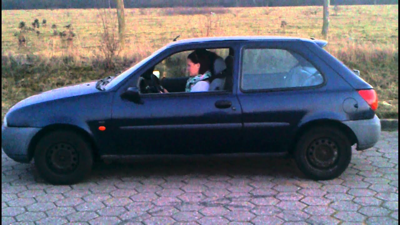 Jana versucht Auto zu fahren ;D