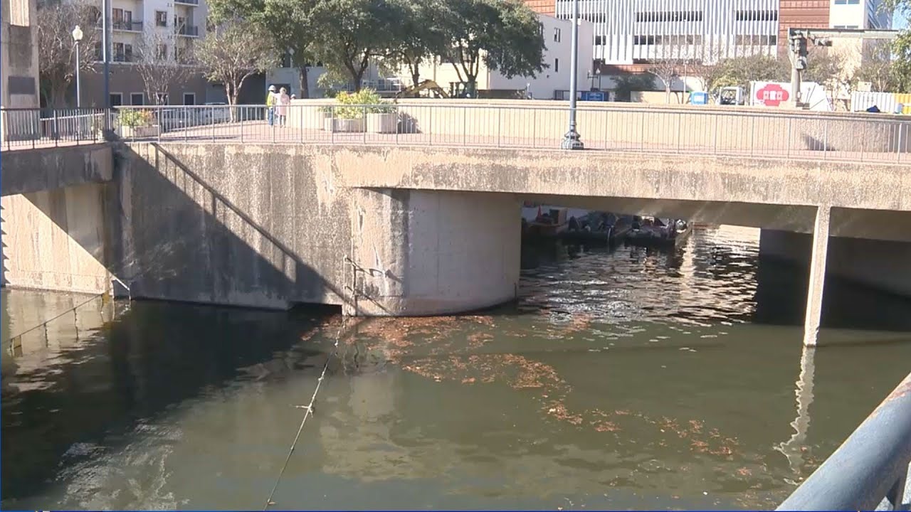 River barge employee finds body floating on San Antonio River Walk