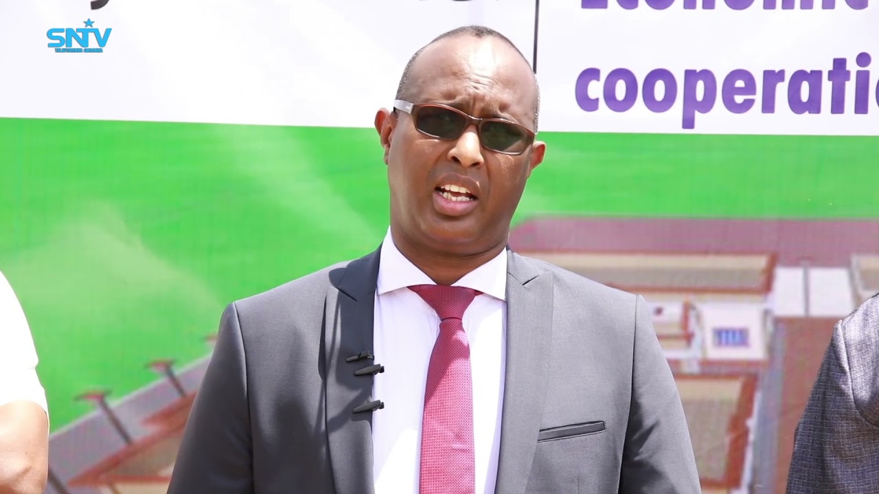Wasiirka Qorsheynta Galmudug, iyo Guddoomiyaha Dhuusamareeb oo  dhagax dhigay dhismaha cusub.