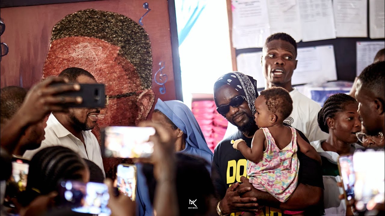 Sarkodie donate to the Children’s ward of Holy Family Hospital in Berekum