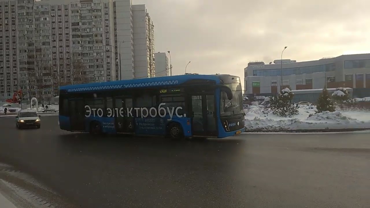 Электробус КАМАЗ 6282 на остановке метро южная 
