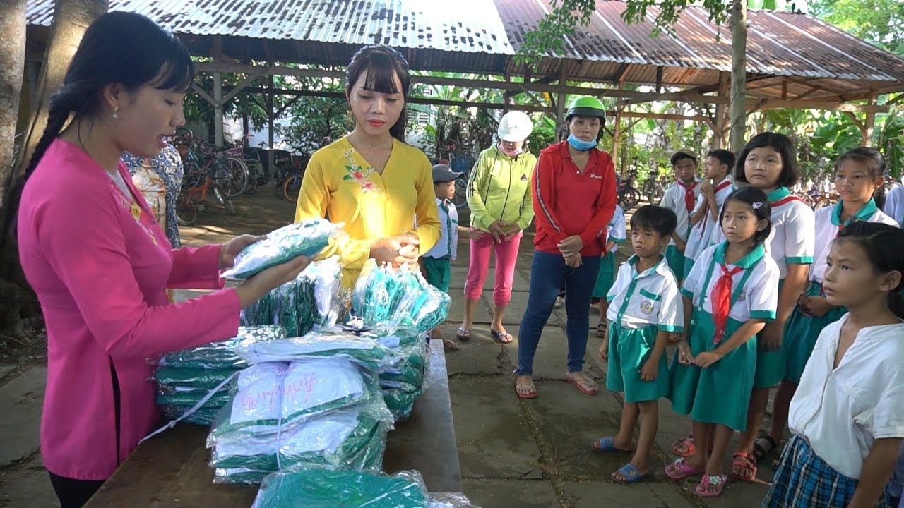 Trao Tặng 50 Bộ Đồng Phúc cho Học Sinh nghèo khó khăn - Quà tặng của chị Tran Thu Anh