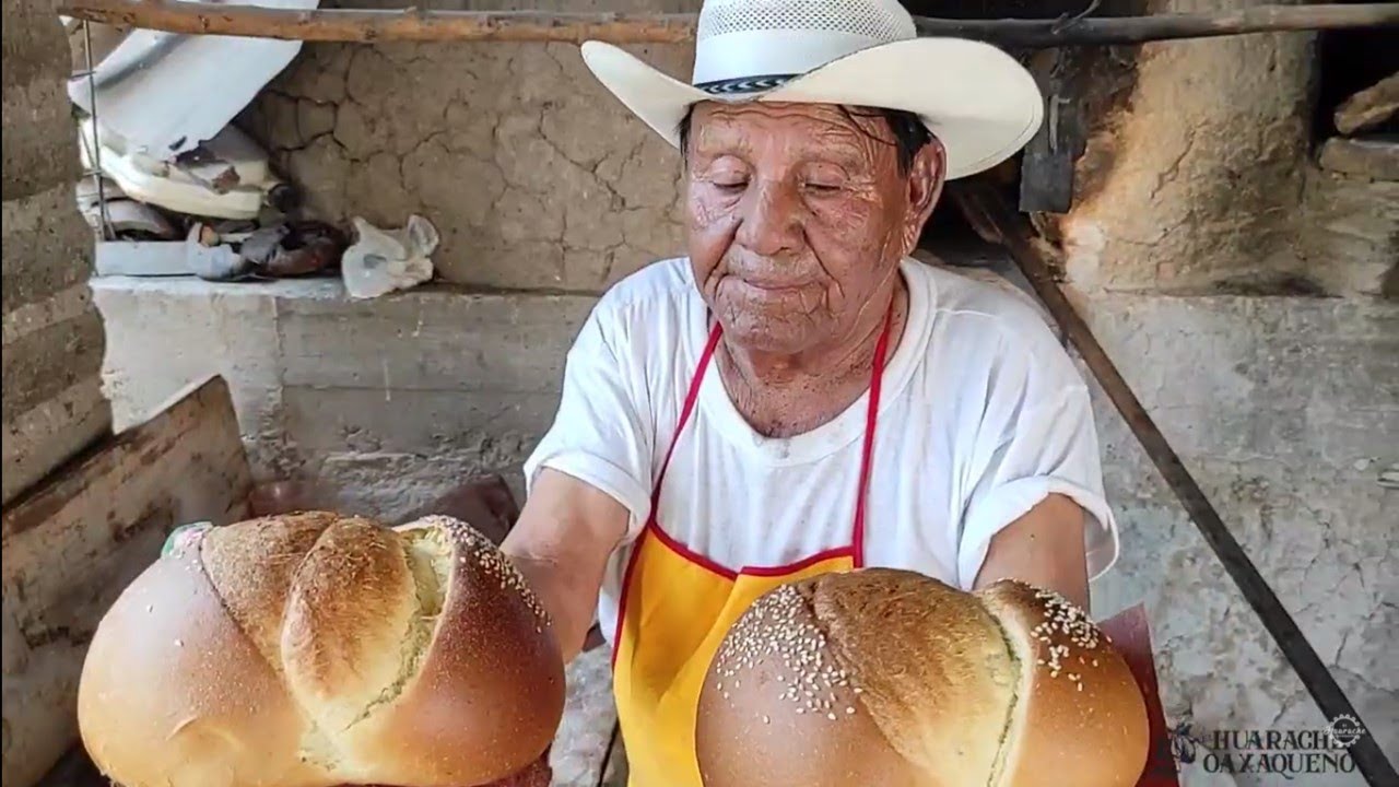 Pan de muerto, elaborado día y noche por Tío Fernando a sus casi 90 años !