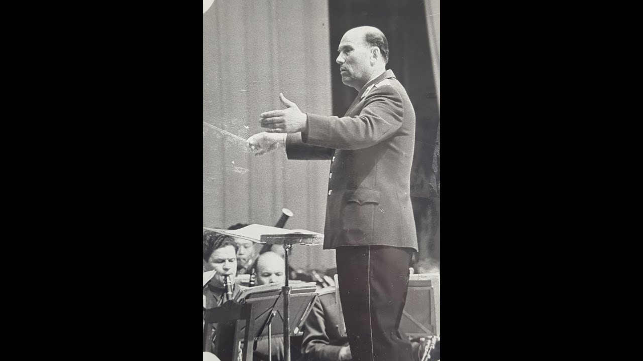 March on themes of Komsomol songs 