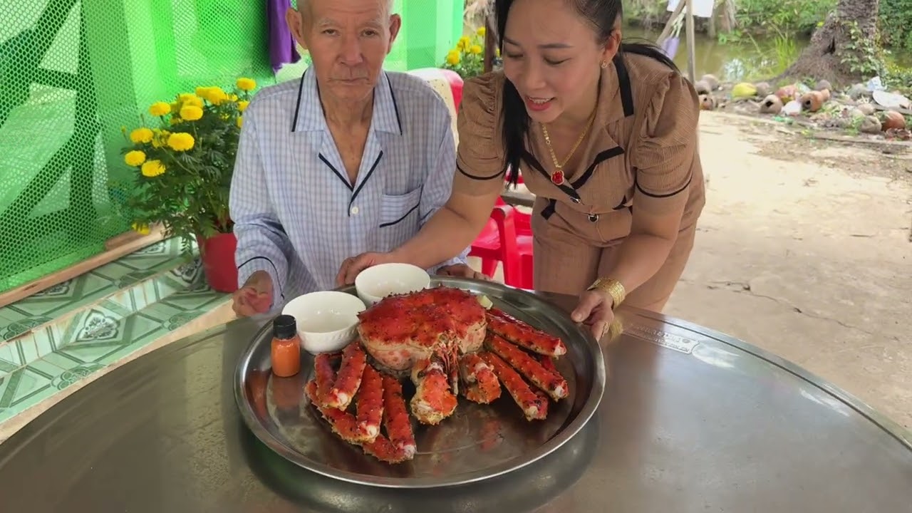 Gia Uyên quế trân  mua cho ngoại con cua hoàng đế