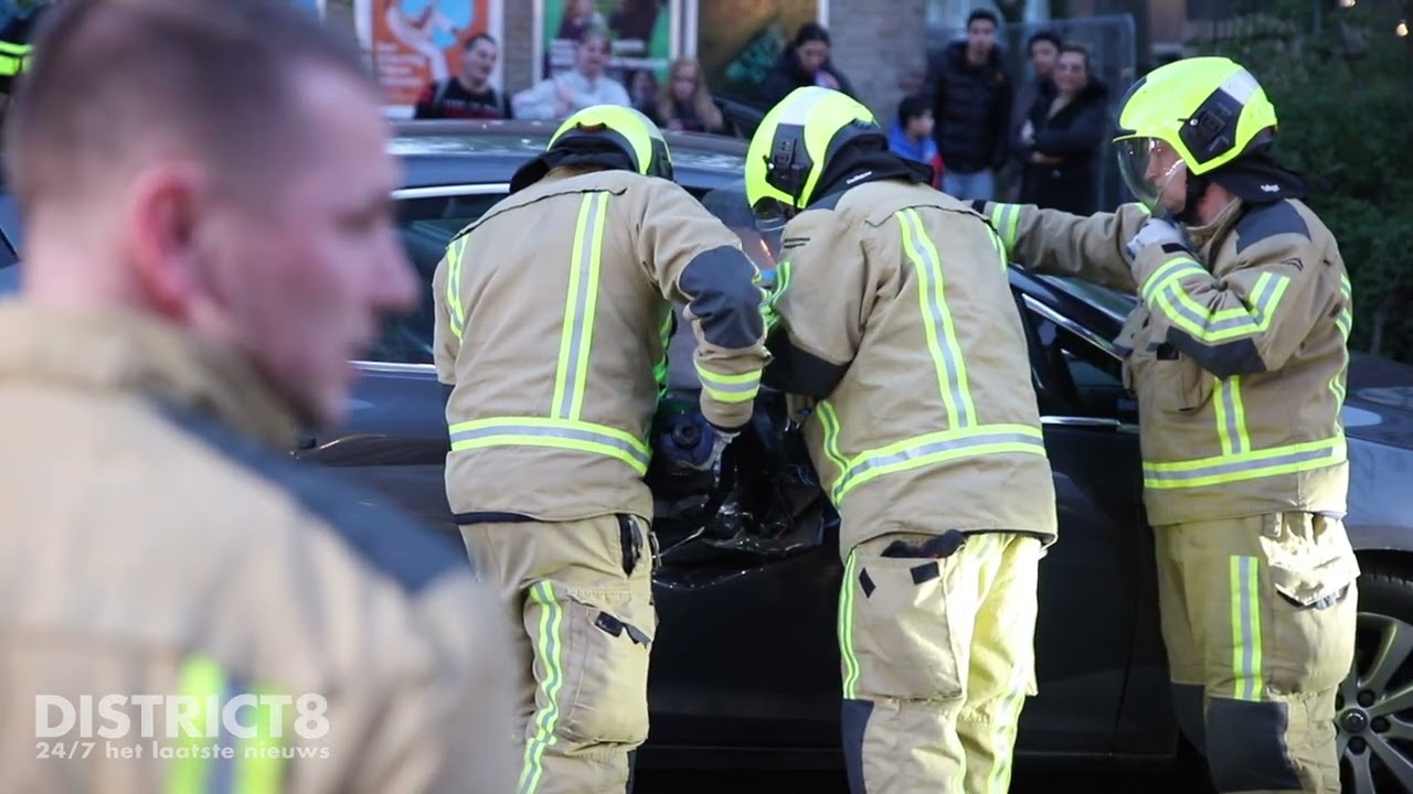 Brandweer bevrijdt bijrijdster uit auto na ongeval Bouwlustlaan Den Haag