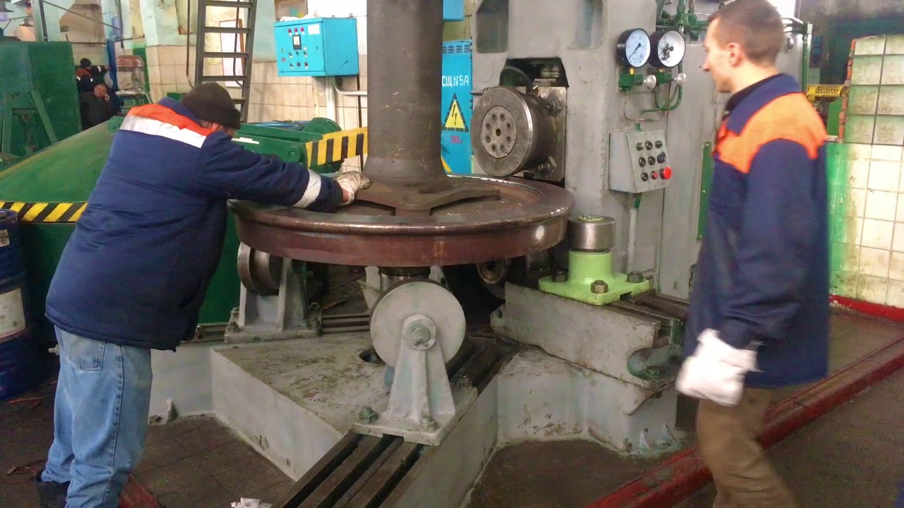 Замена бандажа колесной пары локомотива в условиях депо.