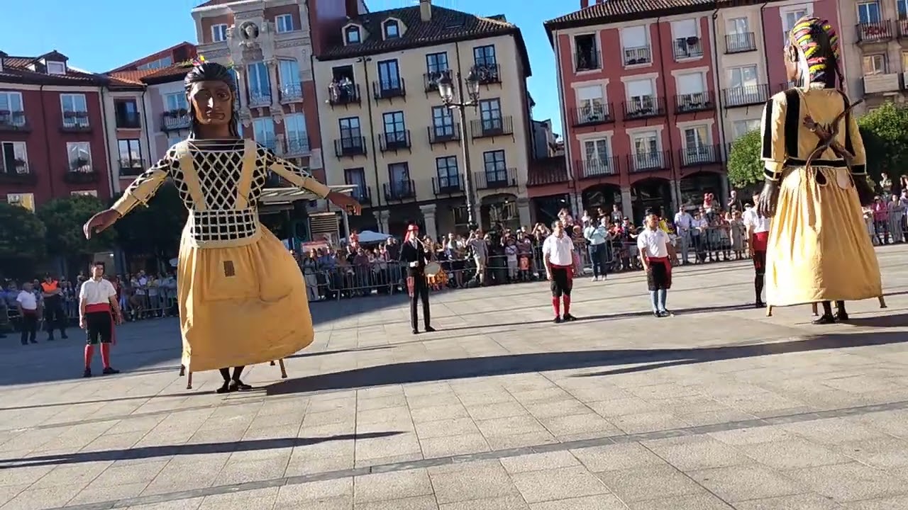 gigantada burgos 2022: baile de comparsas en la plaza mayor