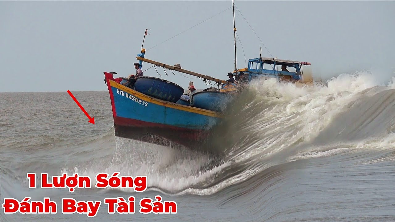 Hay Tin Bão Số 5 Nhiều Tàu Cá Tranh Thủ Vô Cửa Biển Núp. Không Ngờ Sóng Đánh Muốn Bay Chiếc Tàu.