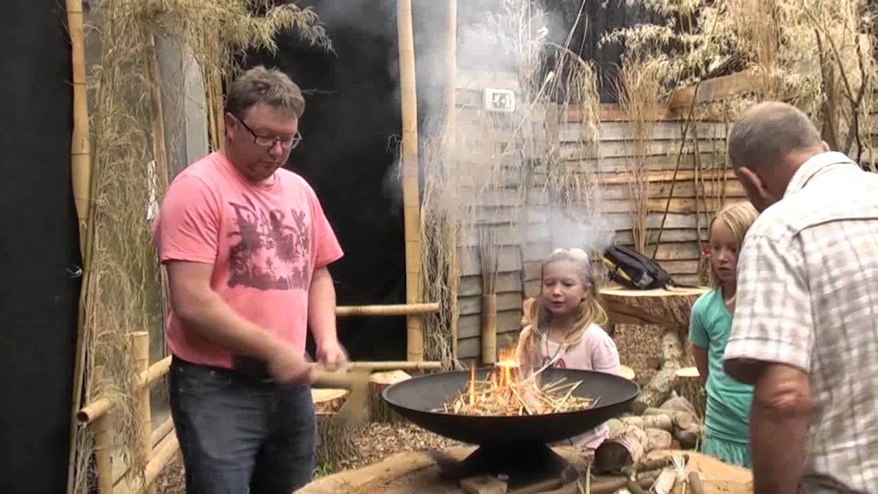 Vuur maken tijdens workshop 'Overleven in de jungle'