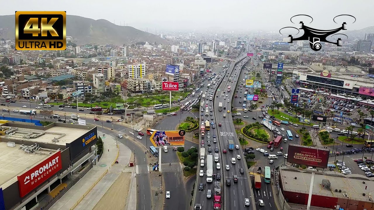 Vista áerea. Congestion vehicular Panamericana Norte, Plaza norte, Center Rex. Drone 4K Lima Perú