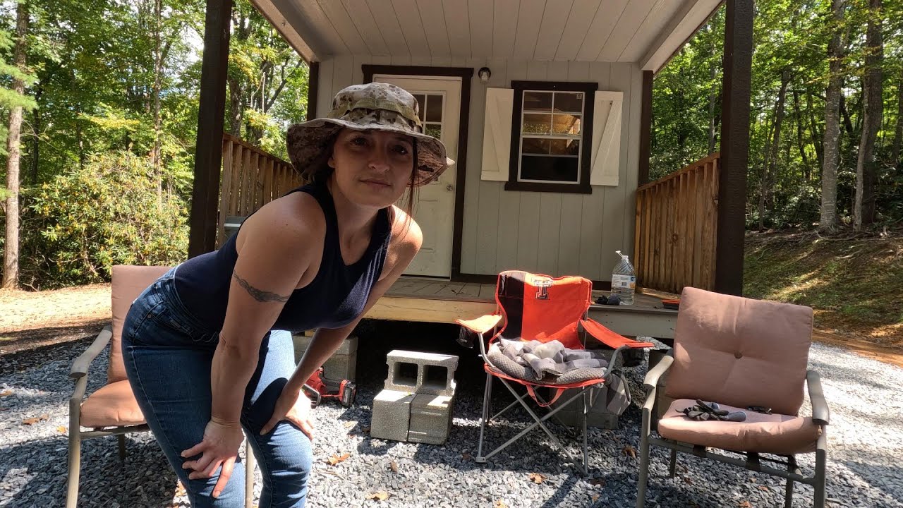 Работа над недостроенной хижиной