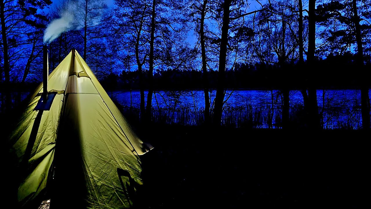 Zimowy biwak z psem. Namiot ogrzewany piecem na drewno. Hot tent tipi