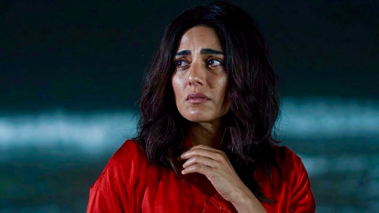 بيشوف مراته قاعدة مع صاحبه علي البحر فبيشك فيهم وبيقتلهم هما الاتنين علشان خاينين .. جناية حب 