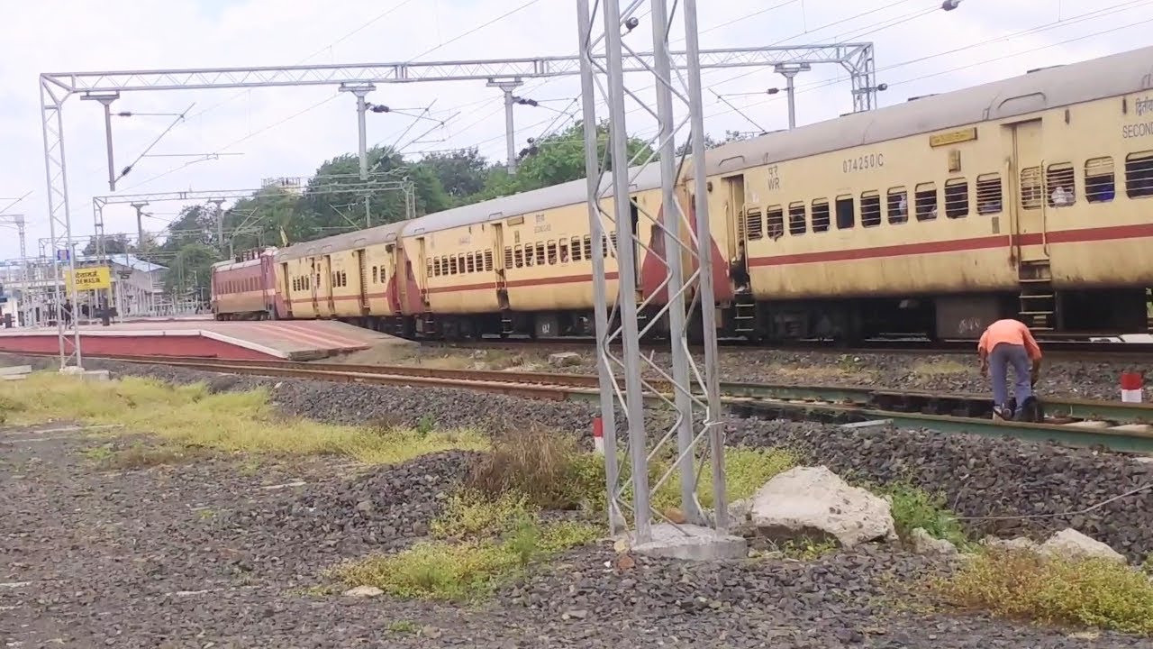 Train Arriving At Station | DEWAS JUNCTION #viralvideo #indianrailway #train #junction #indiantrain
