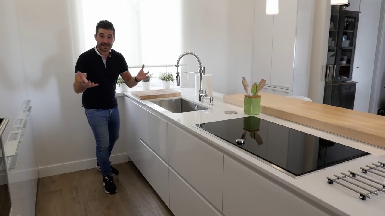 Cocina con isla blanca y barra en madera moderna SANTOS