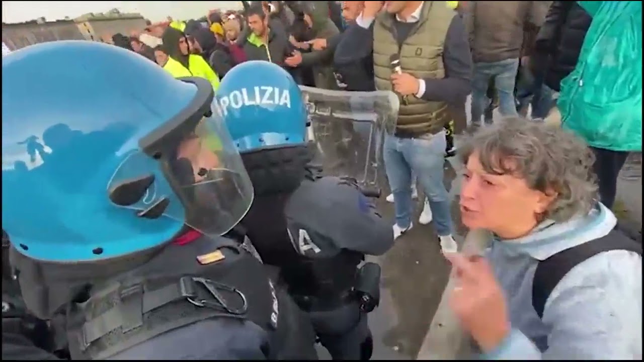 Green pass, sgombero a Trieste  polizia avanza e usa gli idranti