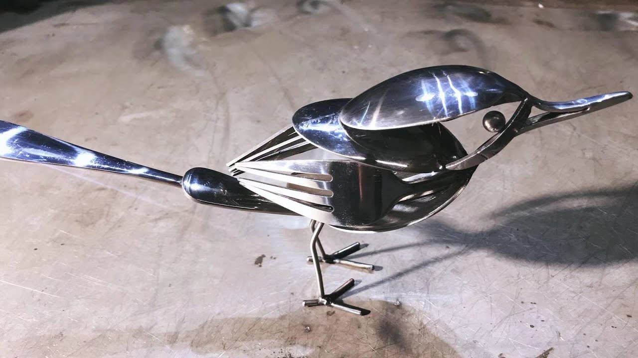用餐具勺子叉子做不锈钢小鸟|Girl making stainless steel bird with spoon fork cutlery