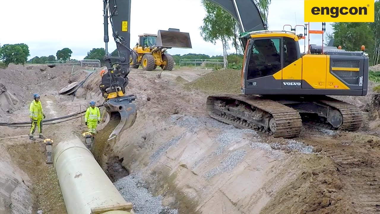 Volvo EC300EL on a water pipe project
