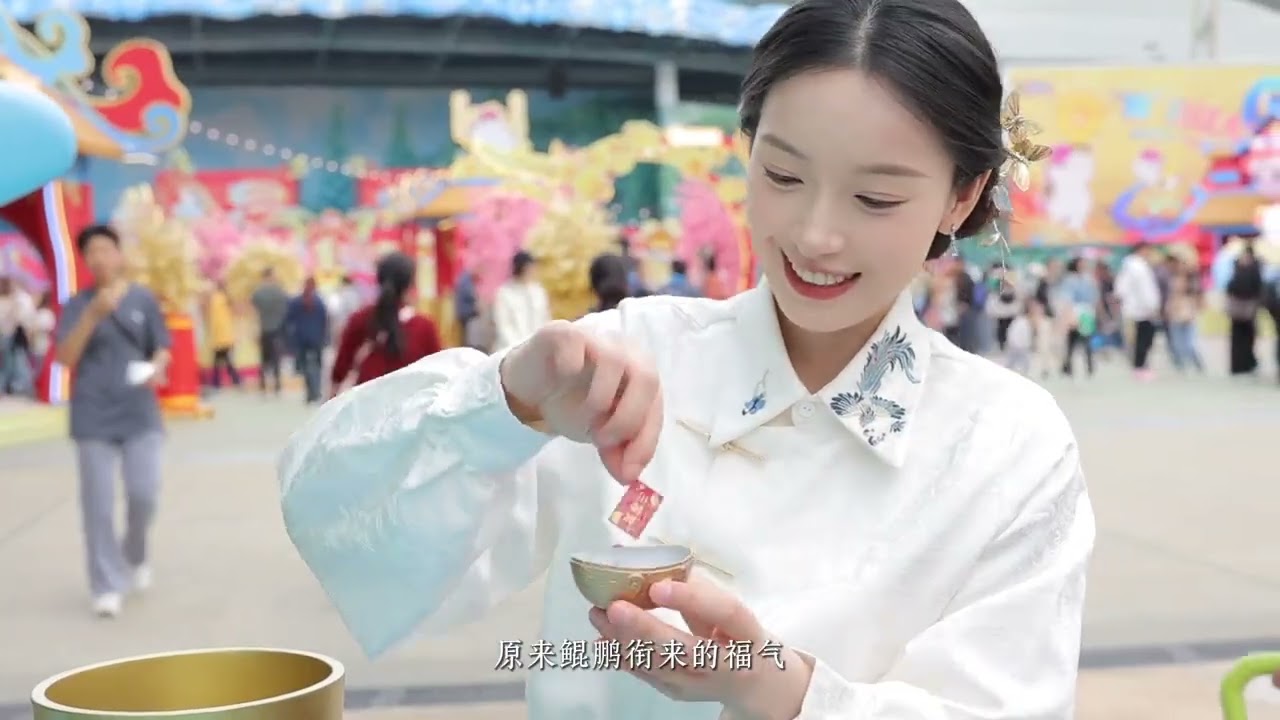 Hold the Kunpeng Rolling Lantern embark on sea and land adventures and embrace the good fo