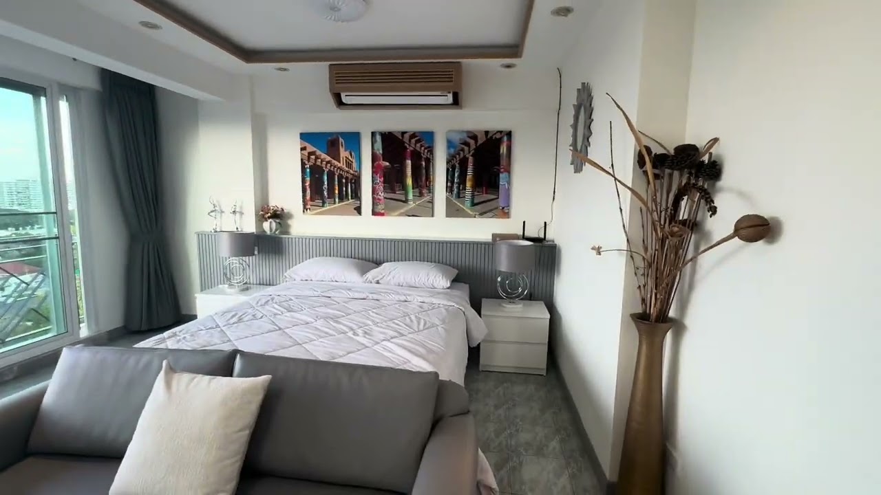 A spacious corner penthouse with stunning mountain views,