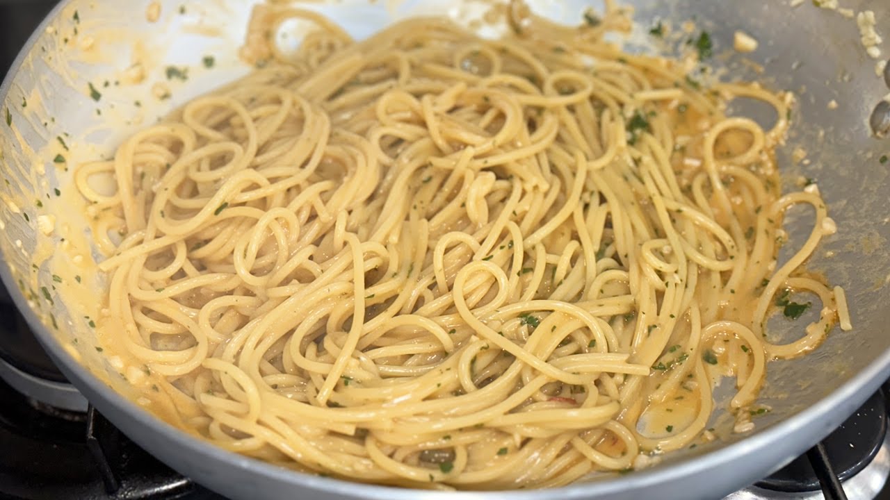 SPAGHETTI AGLIO OLIO E PEPERONCINO CON COLATURA DI GAMBERO ROSSO DI MAZARA DEL VALLO