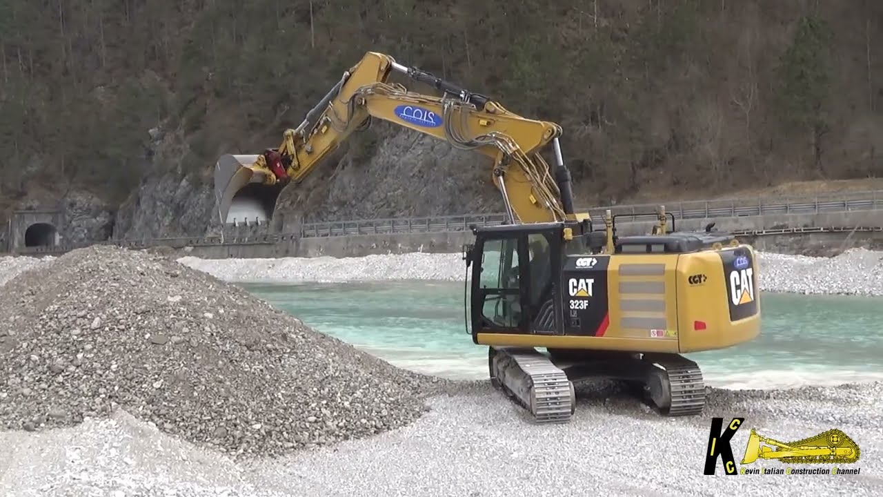 ESCAVATORE CATERPILLAR 323F Pulizia Fiume #caterpillar #excavator #digger #heavyequipment