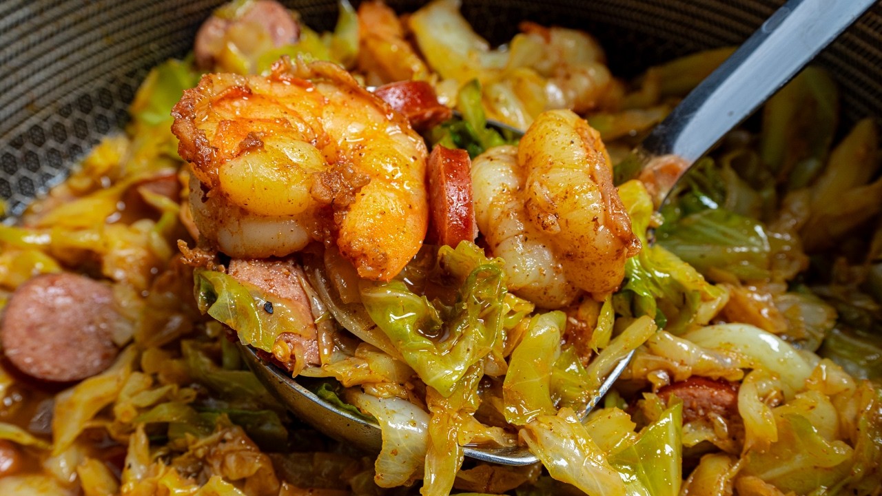 Жареная капуста с копченой колбасой и креветками | Новогодний рецепт
