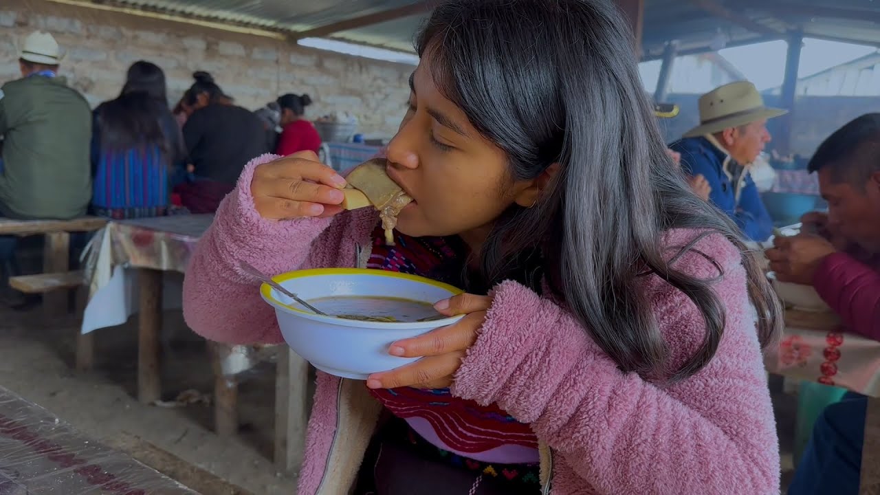 Probando la comida en el  mercado más antiguo con los precios más baratos de toda Guatemala