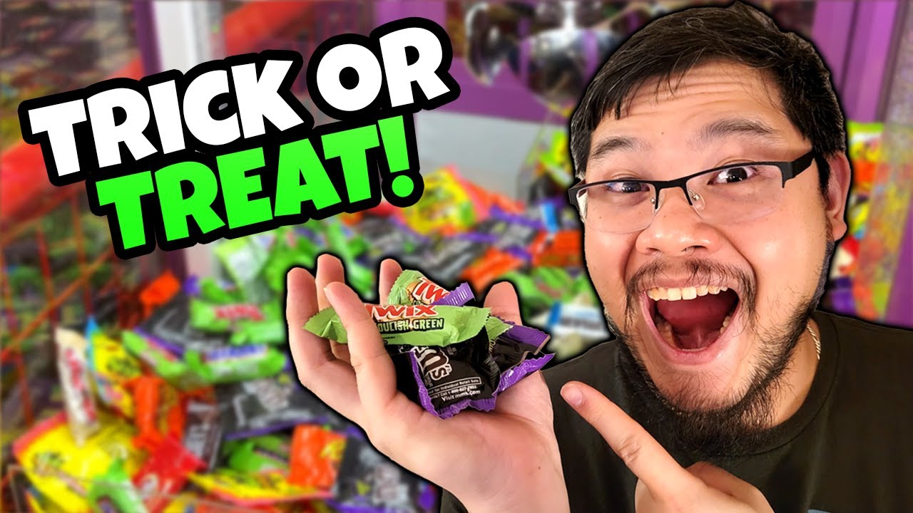 Trick-or-Treat in a Tiny Candy Claw Machine! 🍬🍭🍫