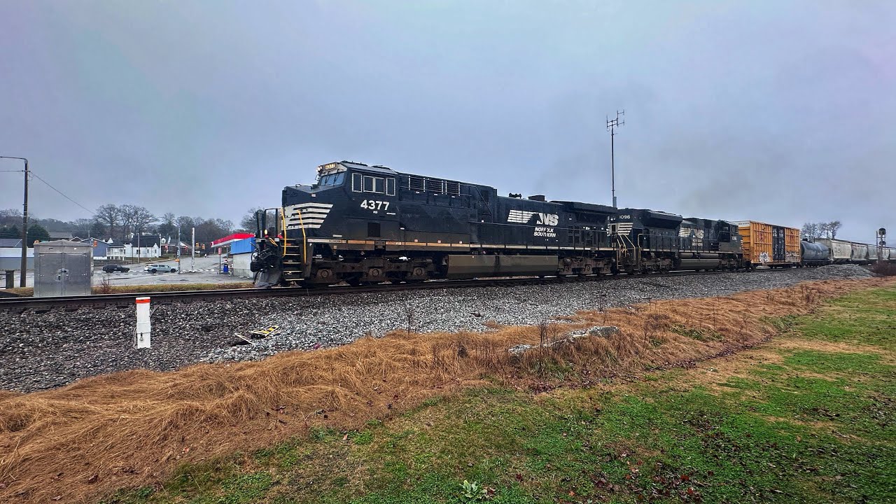 Norfolk Southern 142 rolling Northbound in Rockwood Tennessee 