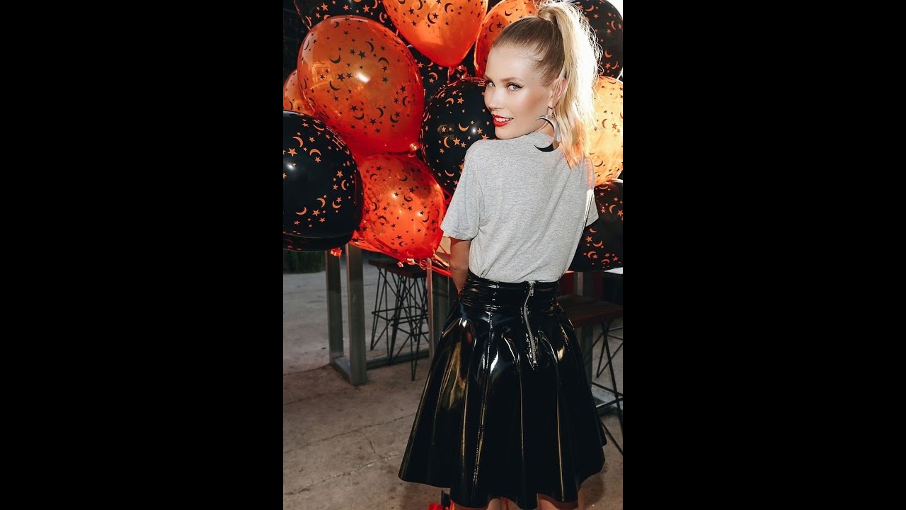 Глянцевые кожаные мини-юбки с блестящей текстурой для современных женщин 