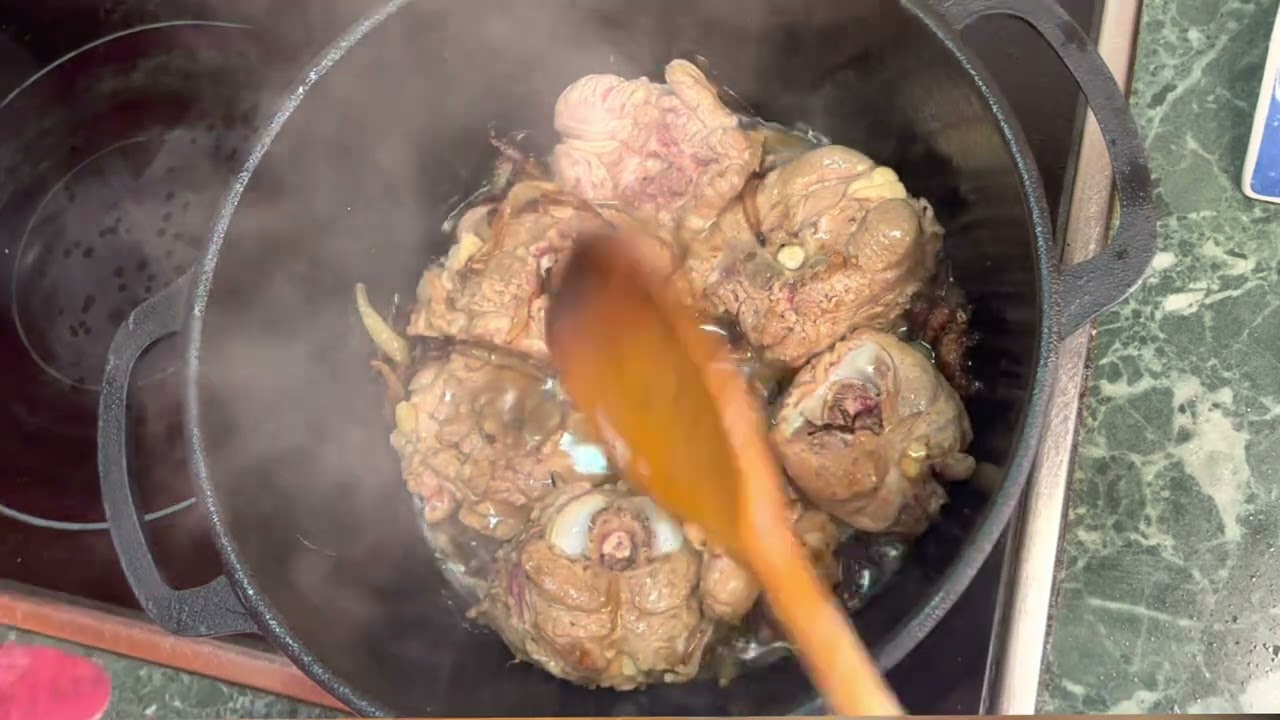 Плов в чугунной кастрюле.