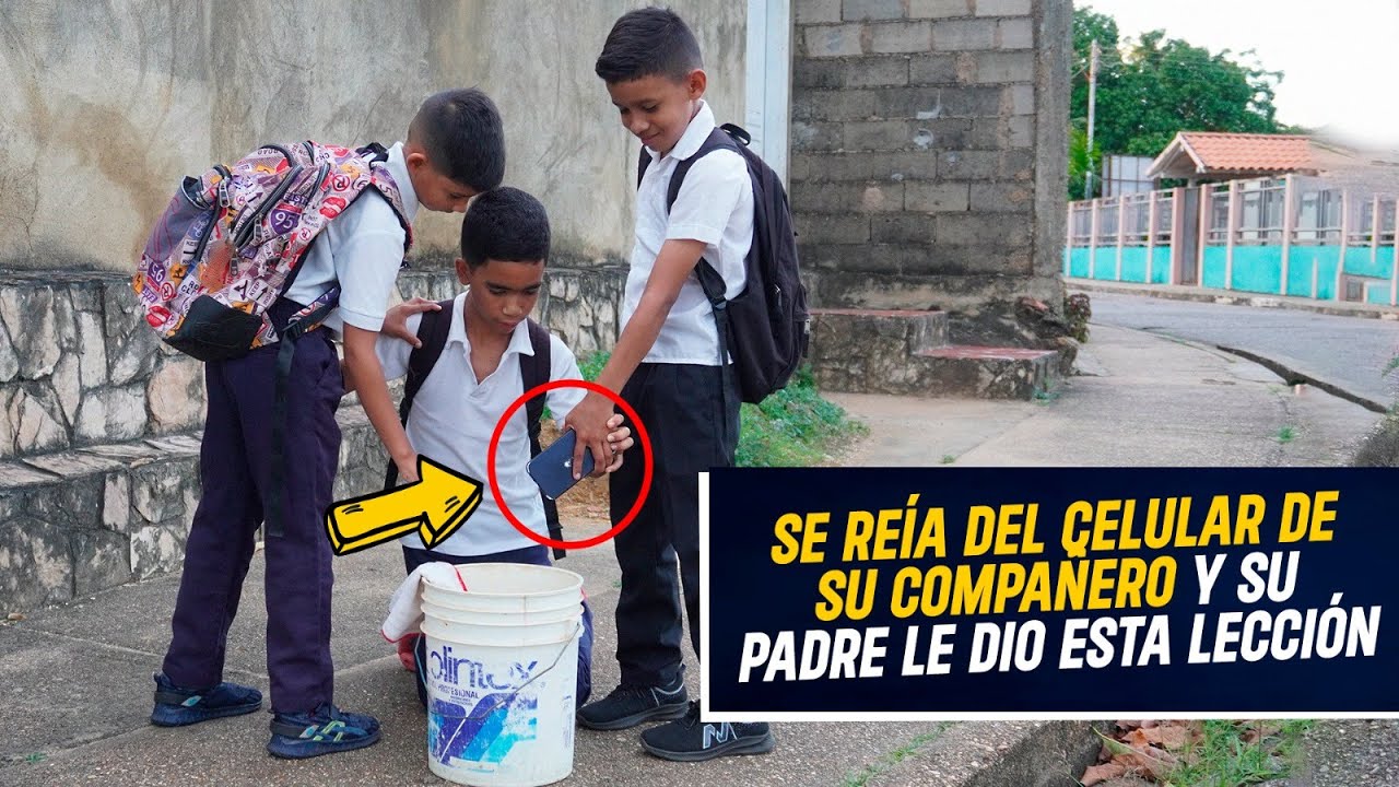 Niño burlon bota celular de compañero y recibe una lección |  Se reía de  compañero y le dan leccion
