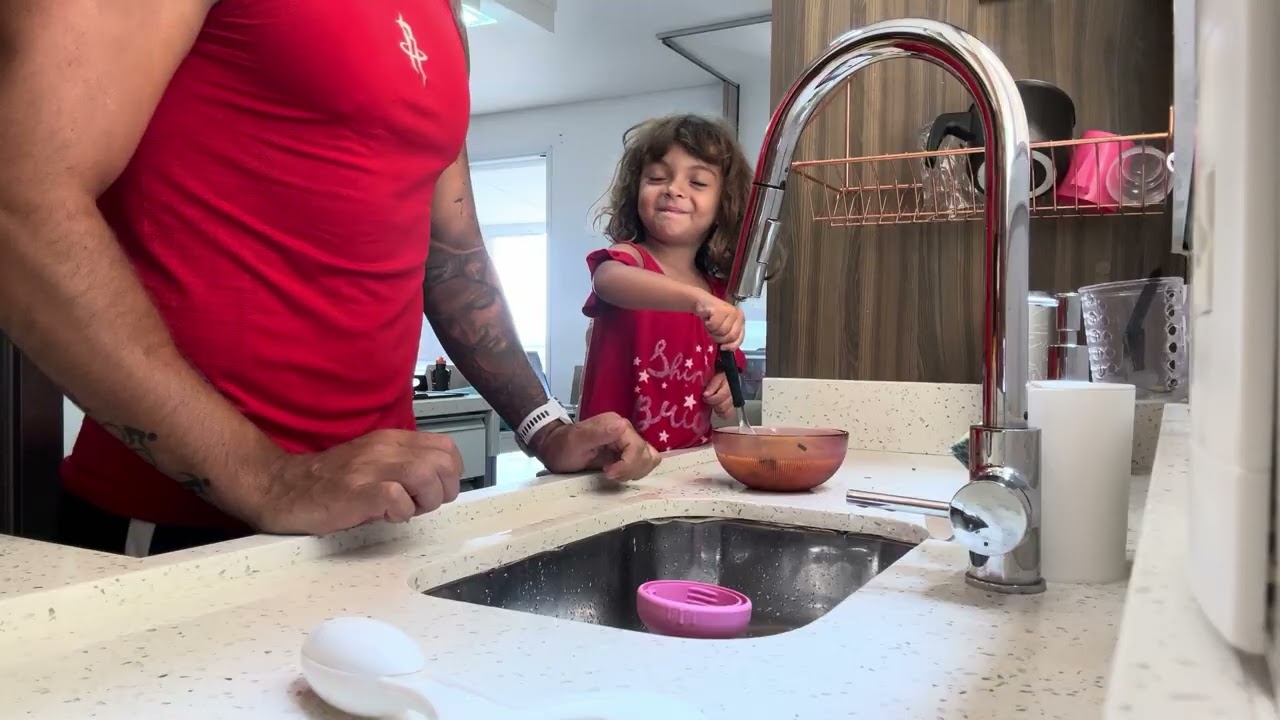 Juju cozinhando com papai