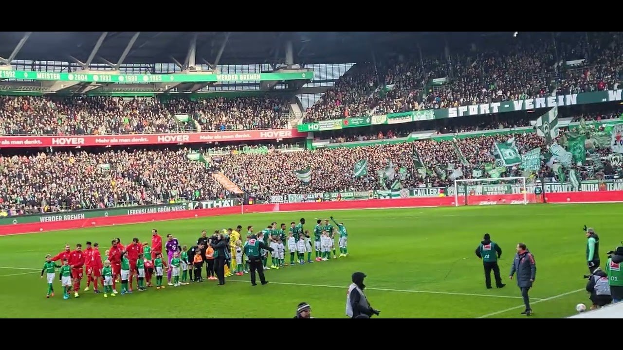 Einlauf der Mannschaften - SV WERDER BREMEN - BAYERN MÜNCHEN 14.02.2026 - WESERSTADION - Block 42