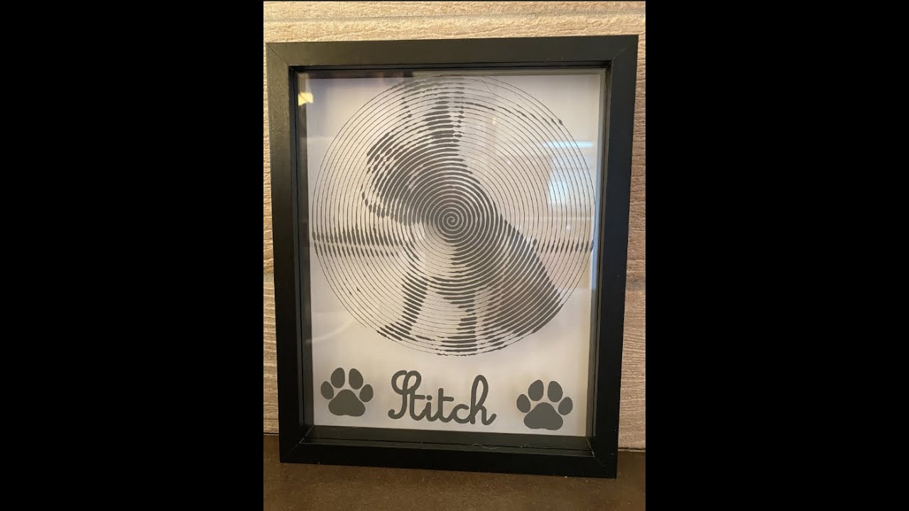 Comment faire un cadre avec une photo spirale avec cricut. Stitch le bouledogue est mis à l'honneur.