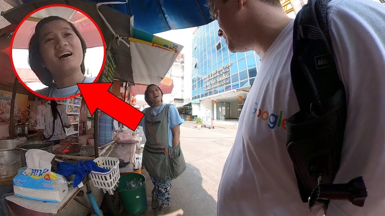 Gente local murmura cosas sobre un chico extranjero, pero él habla tailandés