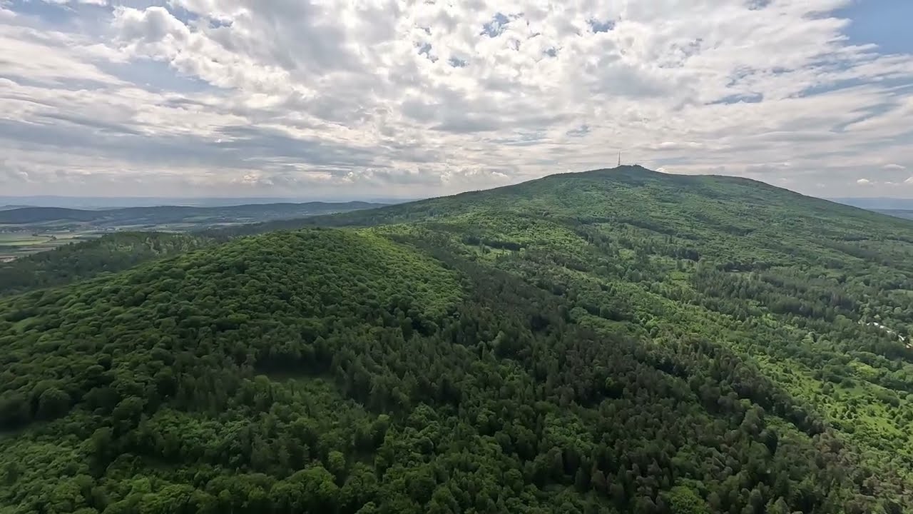 Panorama Sobótki 2025 z perspektywy drona FPV