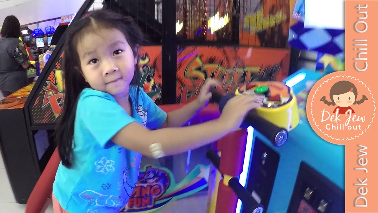 เด็กจิ๋วเล่นตู้เกมส์ที่เซนทรัลปิ่นเกล้า [N'Prim W275]
