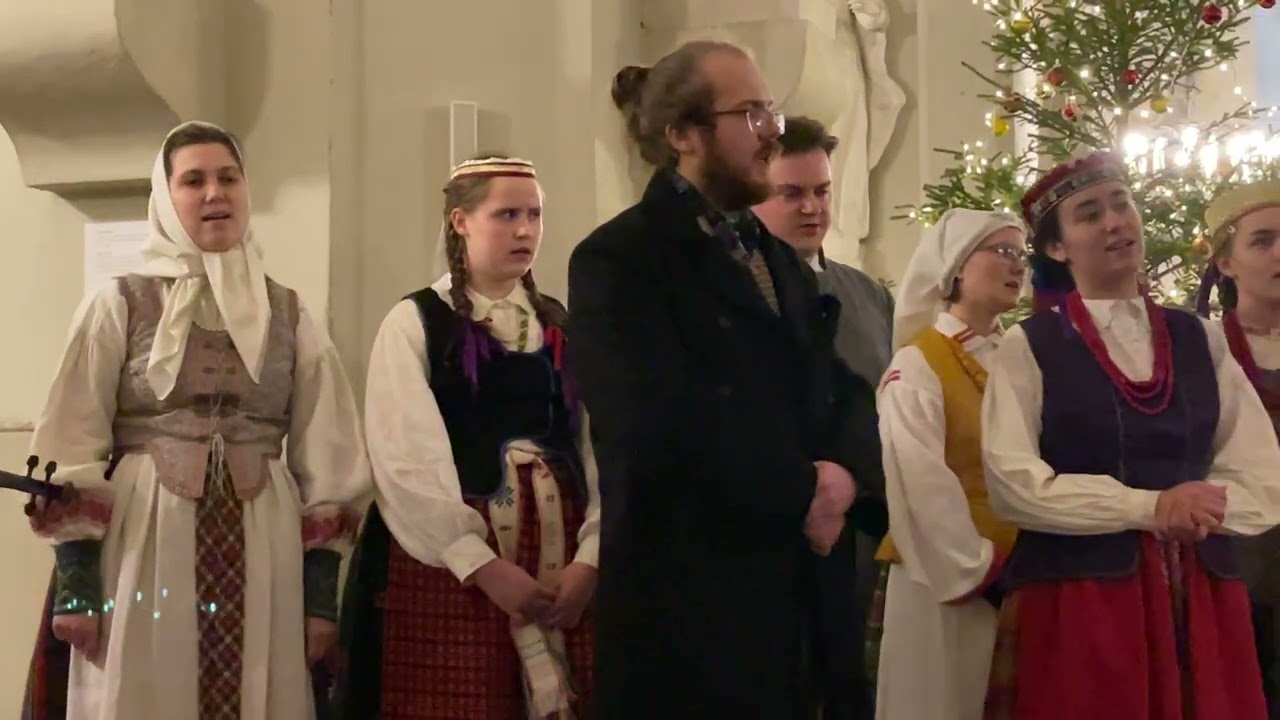 【4K】 Vilniaus Universiteto folkloro ansamblis “Ratilio” - “Auga ont kalna joudas avietelės”