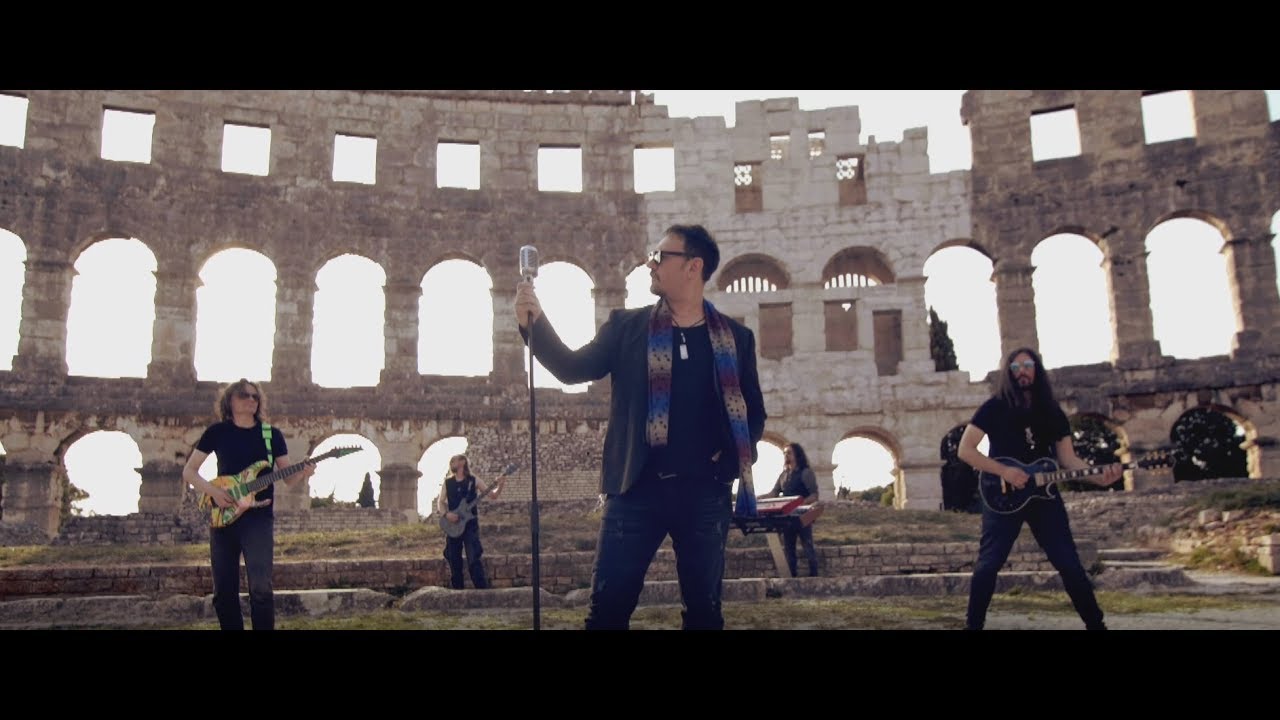 Komuna feat. RocHoir - Faraoni