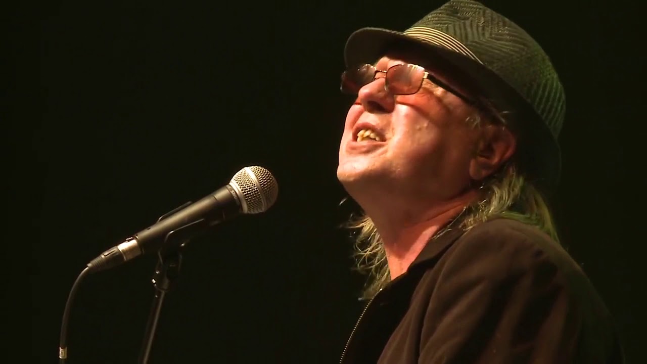 BAL&Aacute;ZS FEC&Oacute; - Kell hogy v&aacute;rj, K&ouml;falak leomlanak