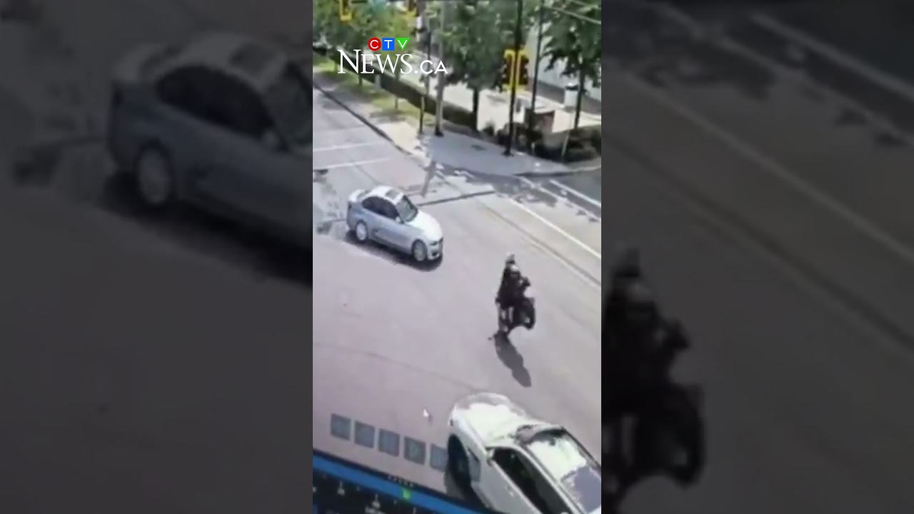 В результате аварии мотоцикл повис на светофоре.